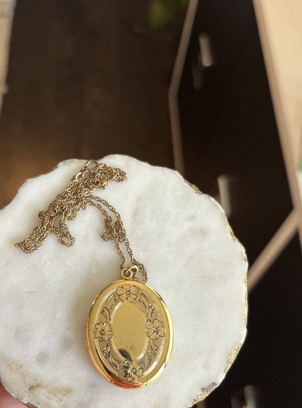 Vintage Etched Flowers Floral 1.5” Oval Locket With 24” Chain Holds Photos